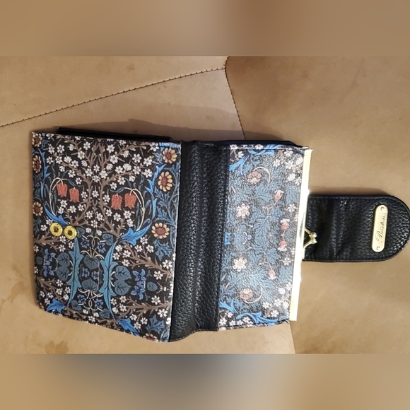 Buxton Leather Small Bifold Wallet with attached Change Purse. - Picture 3 of 5